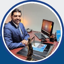 Lic. Israel Fraga Ponce en su oficina, fotografía de la presentación corporativa ISFRA
